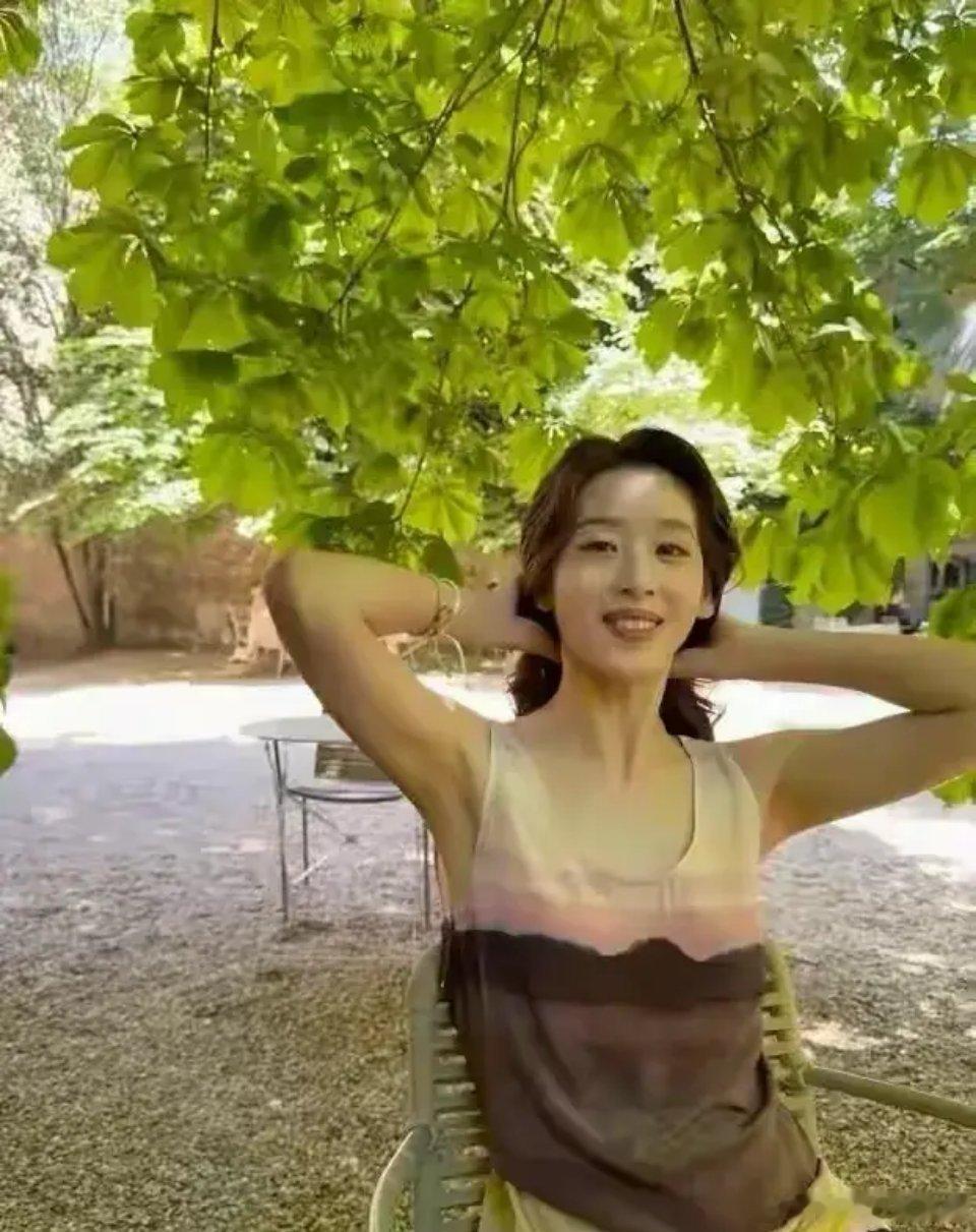 章泽天南法度假，美貌真的无需质疑，不愧是初代校花好有氧气感 ​​​