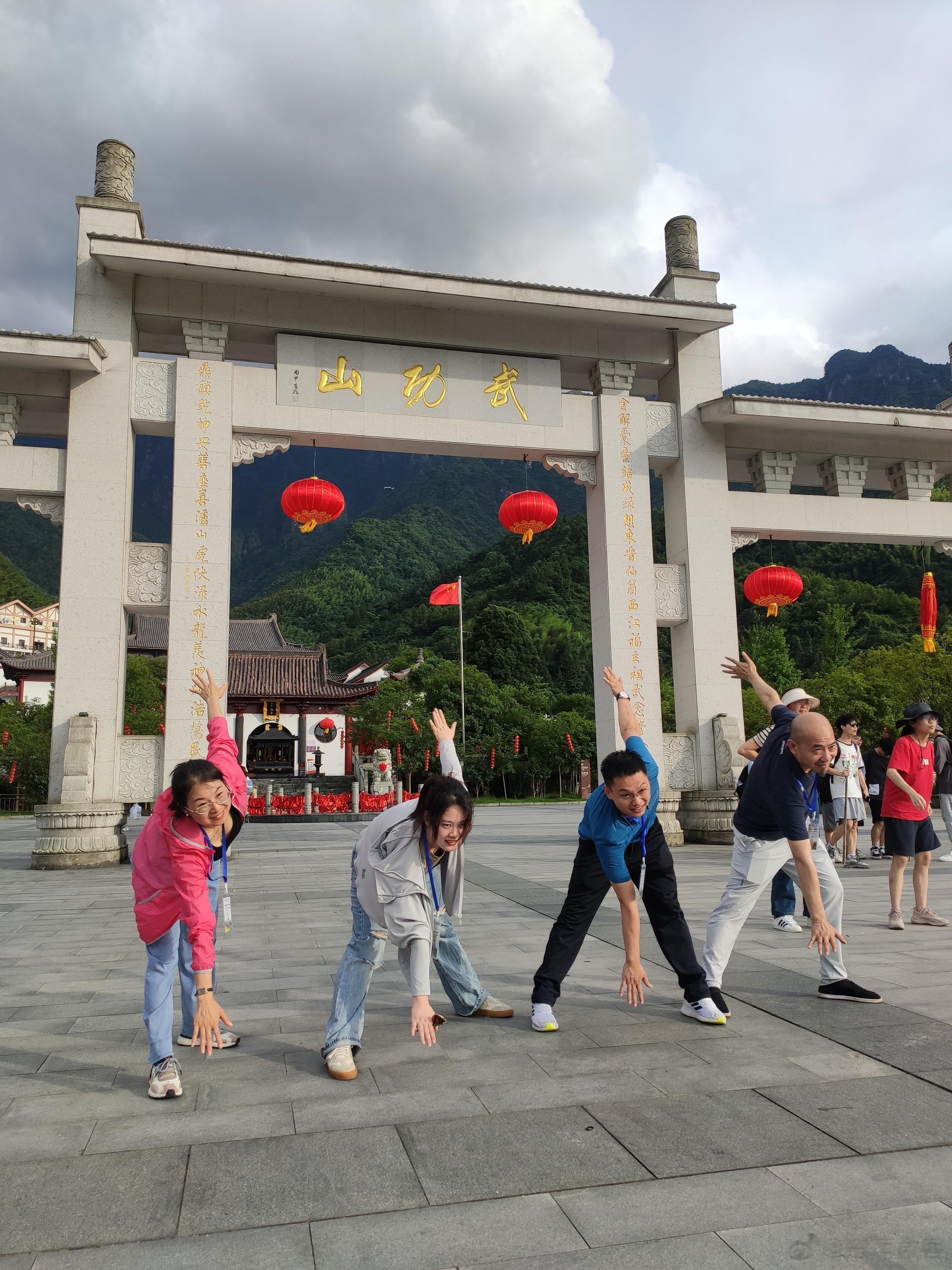 #萍乡正青春# 据说，这是打卡武功山的最新姿势，你学会了吗？[笑cry]#全球学