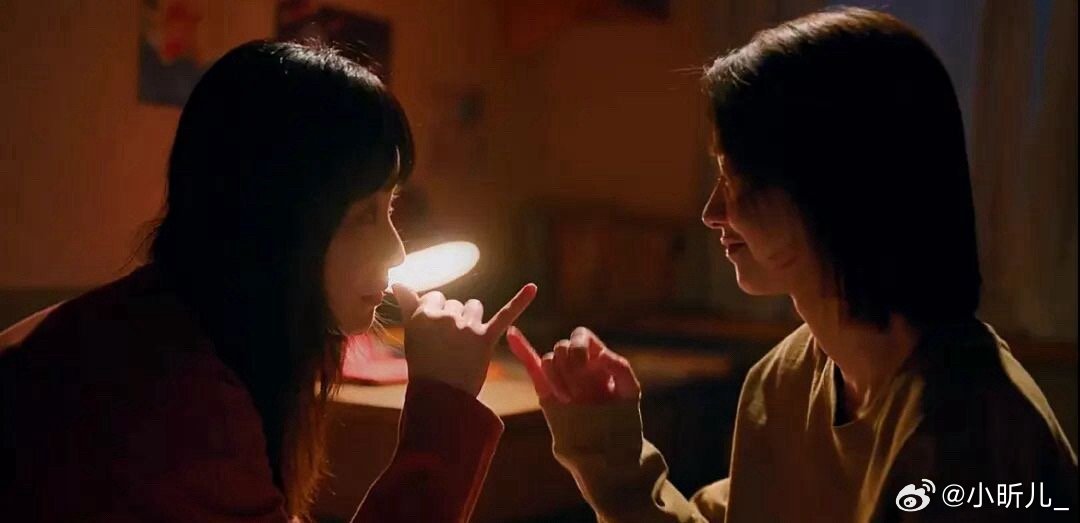 隐身的名字回应网友求看日记本日记本里全是最真实的情绪和秘密，愿意温柔回应而不是敷