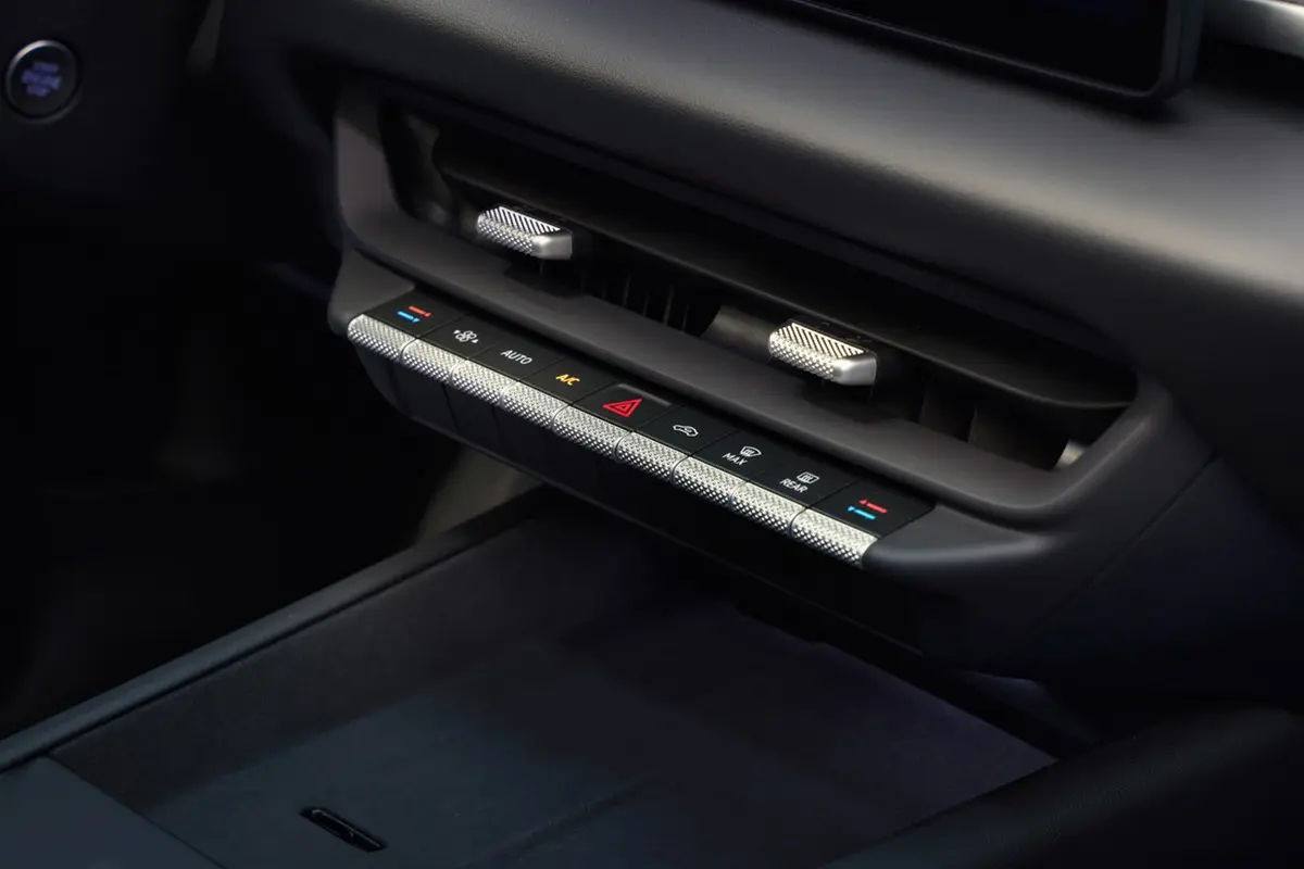 新车 大众ID3中期改款了，所有过去的触控按键全部改成了实体按键，作为一个4年老