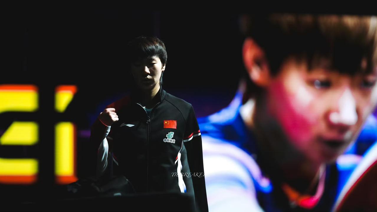 王曼昱WTT年终总决赛赛场碎片记录。曼昱真像从黑暗中走出来带给人们希望的超级战士