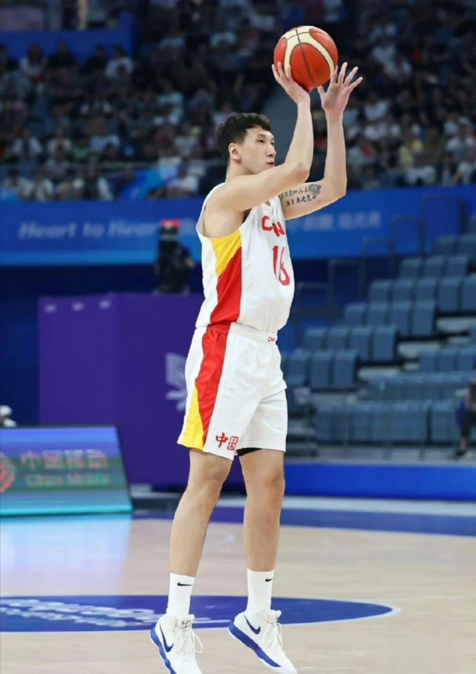 中国男篮84-70韩国男篮，得分超过10分的3名球员一览:

1、杜润旺，得分1