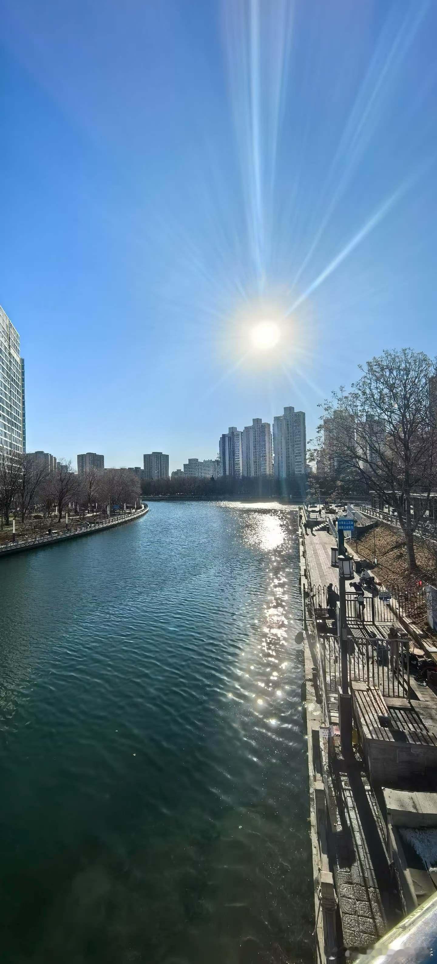 生活手记感情里最消磨人的，从不是争吵，而是一个人的独角戏。你把所有的热情和精力倾