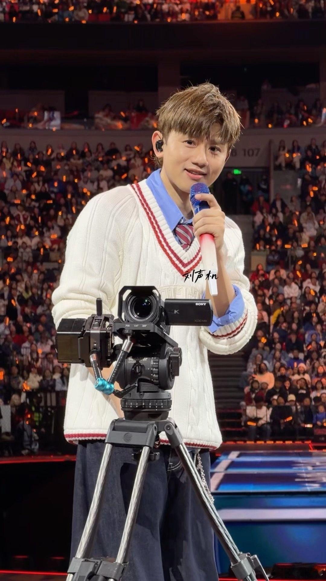 张杰过来这一下就值回票钱了就这一眼我可以回味很久很久… 