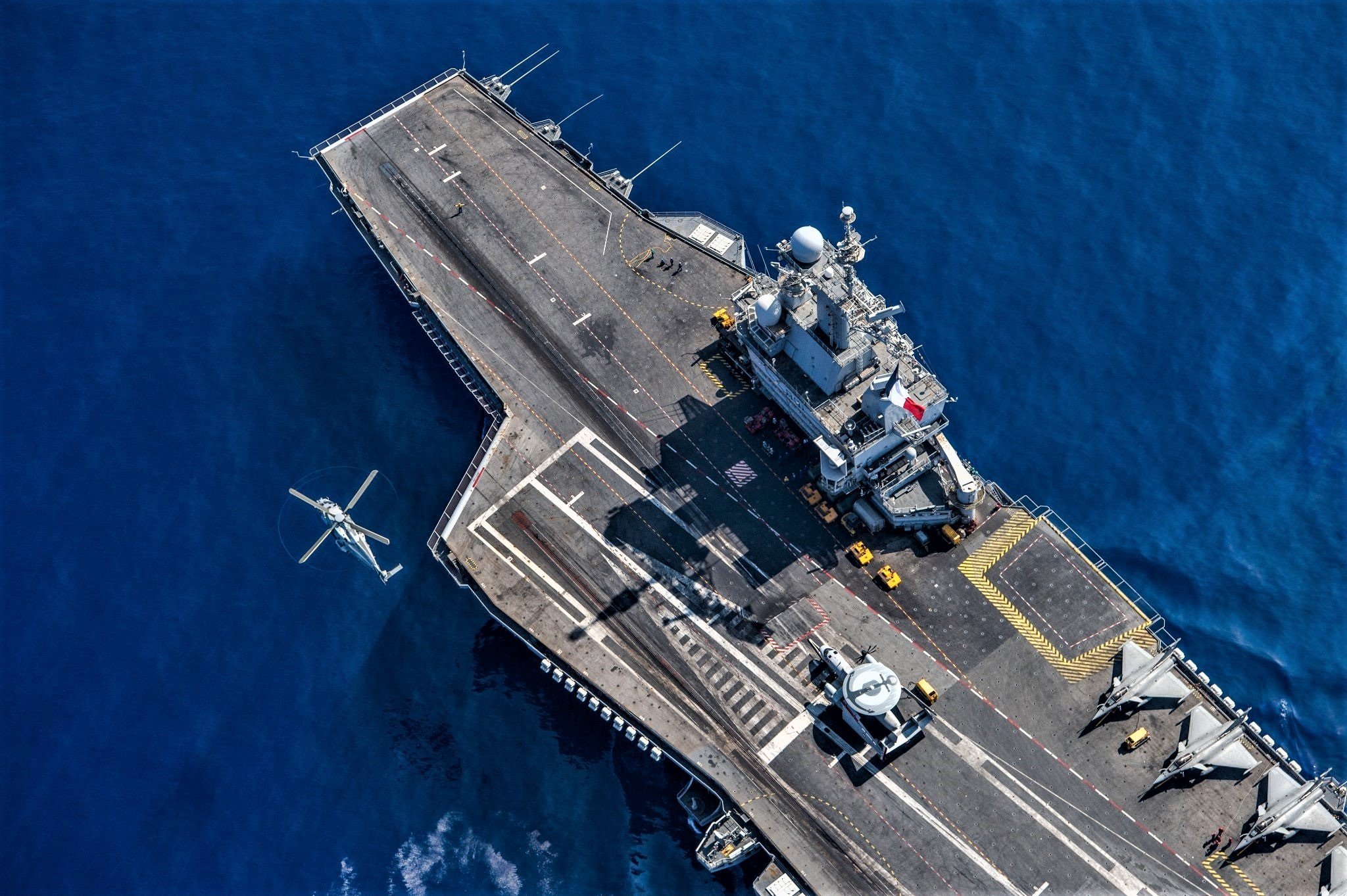 甲板风云 为启动新的作战部署周期，作为应对频繁大规模人员轮换的必要调整环节，“戴