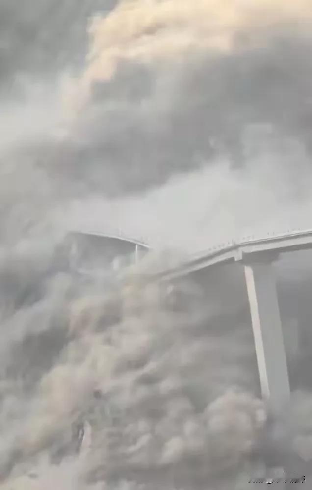 2025年11月11日，在四川省马尔康市红旗特大桥发生垮塌，没有人员受伤。
从图