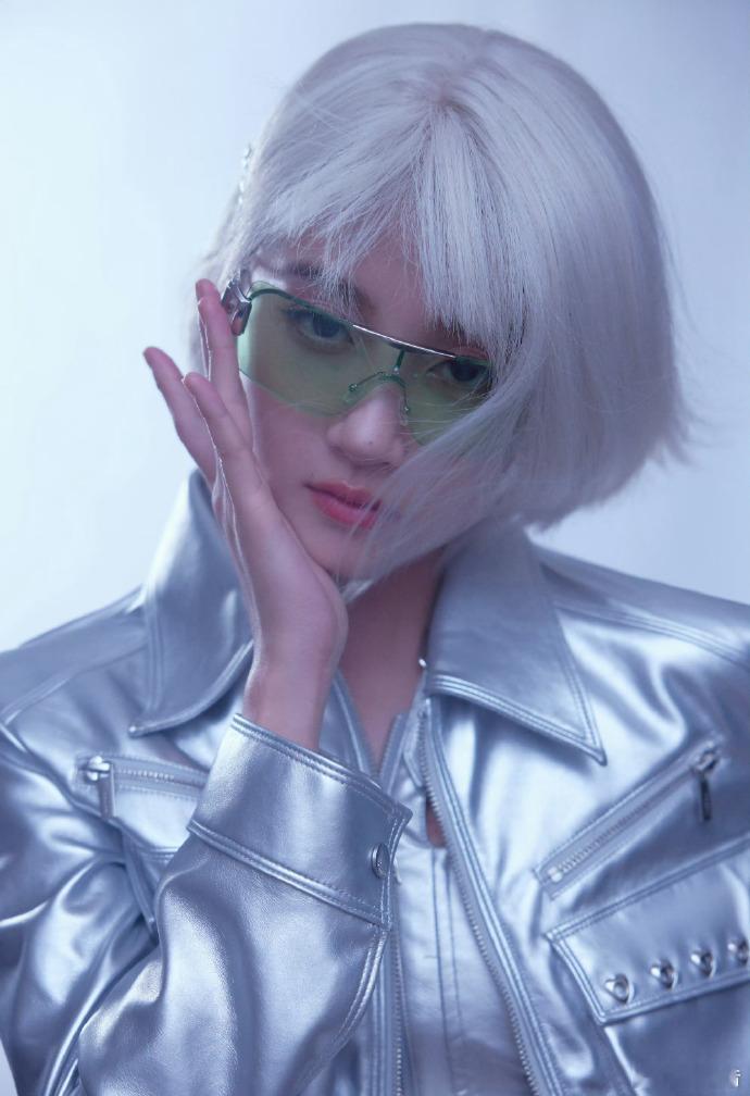 关晓彤我的星际文女主 直接被关晓彤帅晕！未来感妆造加身高优势，科幻氛围直接拉满，