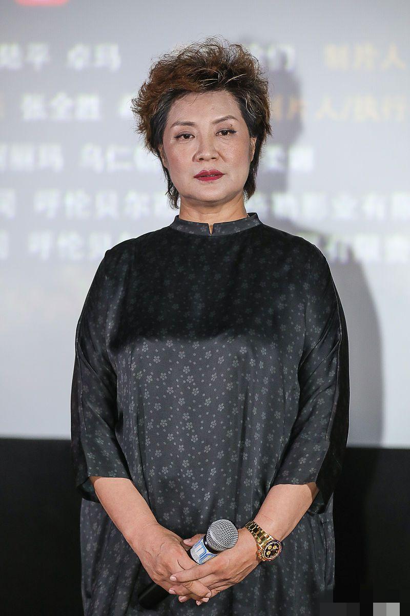 这是谁？这是谁？萨仁高娃年轻时出演的《公关小姐》，你们有多少人记得？
