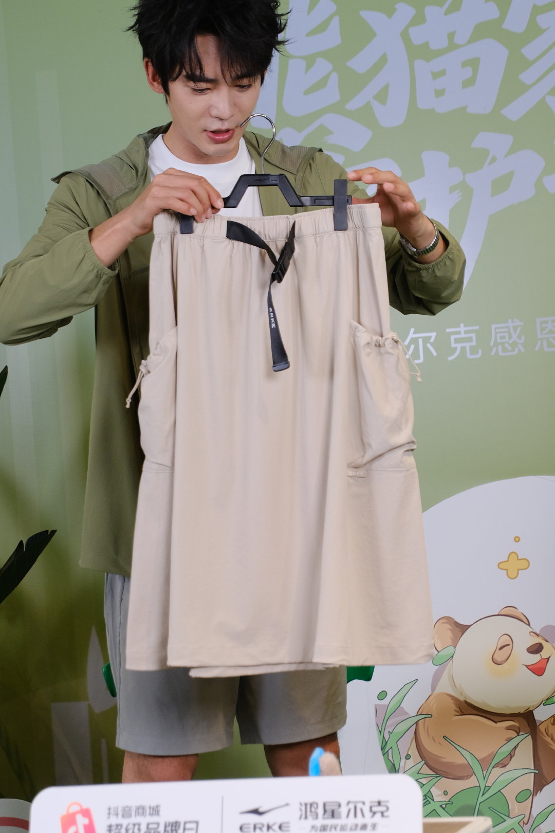 于适直播 谁还没看于适的直播？从熊猫文化聊到公益行动，句句都透着真诚。亲手画T恤