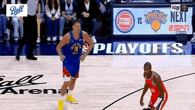 最顶级的篮球智商，往往披着最笨拙的伪装。
 
约基奇庞大的身躯猛冲向低位。面对防