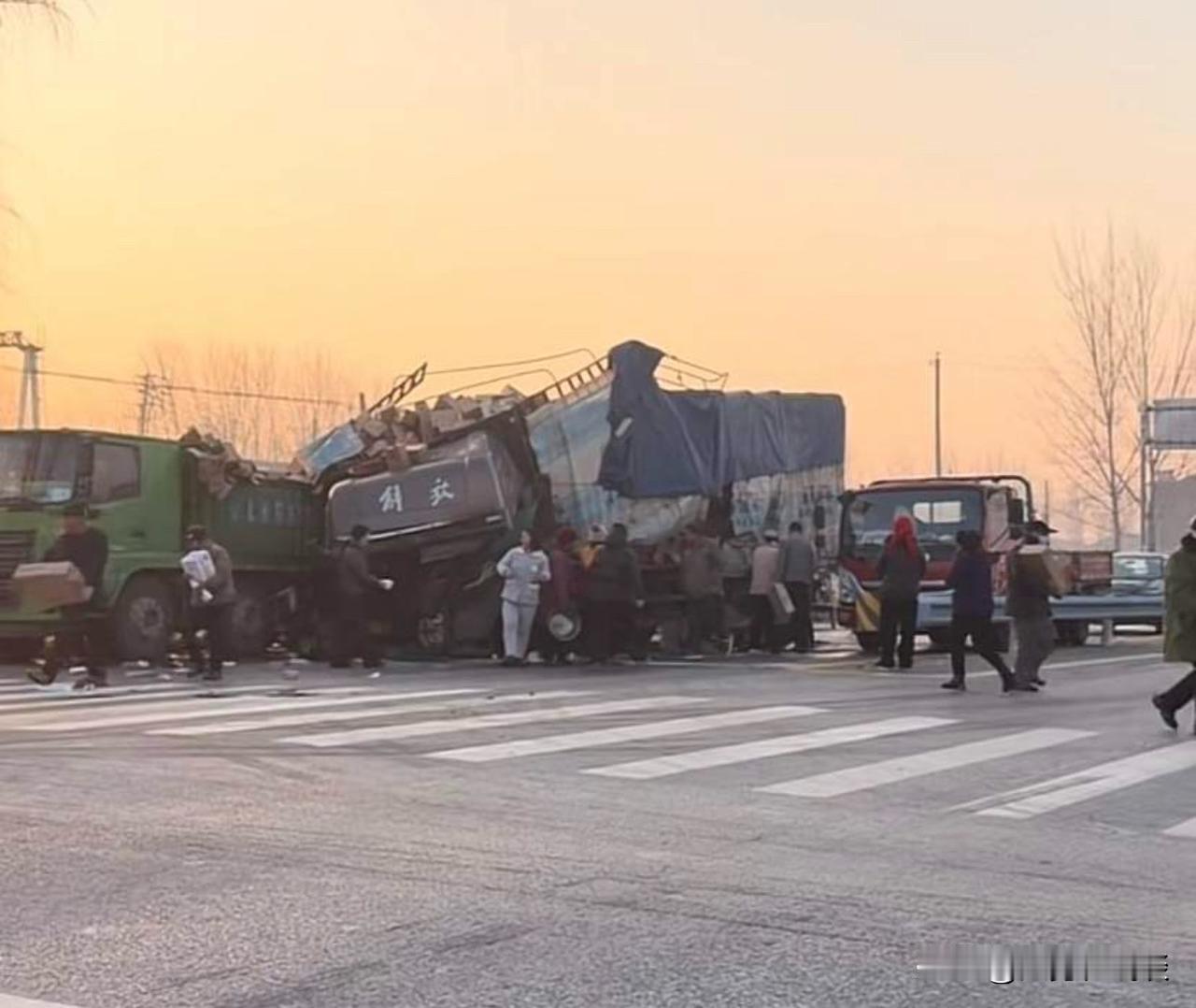 12月25日，有网友发视频称河南一大货车发生事故，有货物散落后遭到了很多人哄抢，