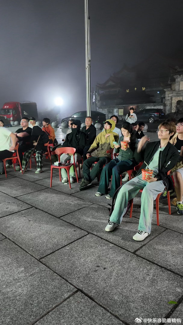 衡山泰山爬山看球两不误登山游客在景区公共设备前集体看球这个画面真的太有氛围感了，