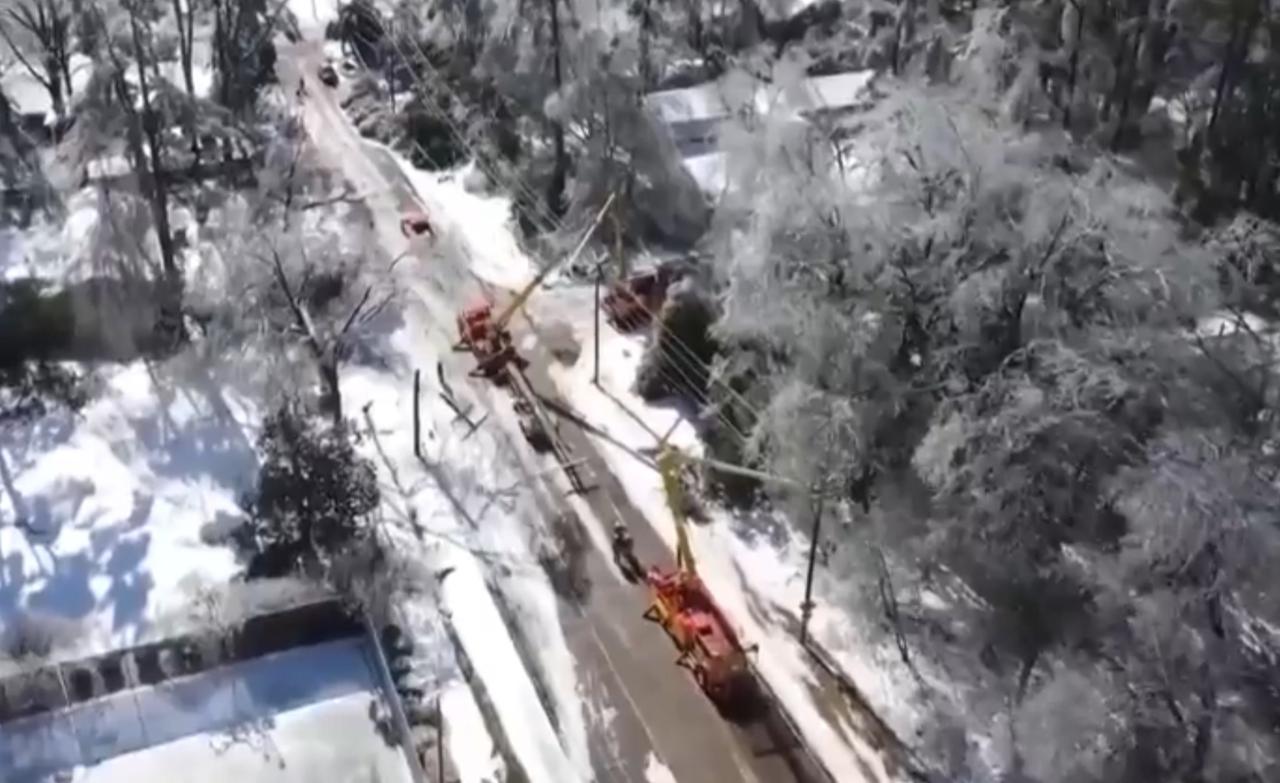 美国遭遇极端冬季风暴袭击，已造成超70人死亡，多地陷入冰封。画面中，输电线路挂满