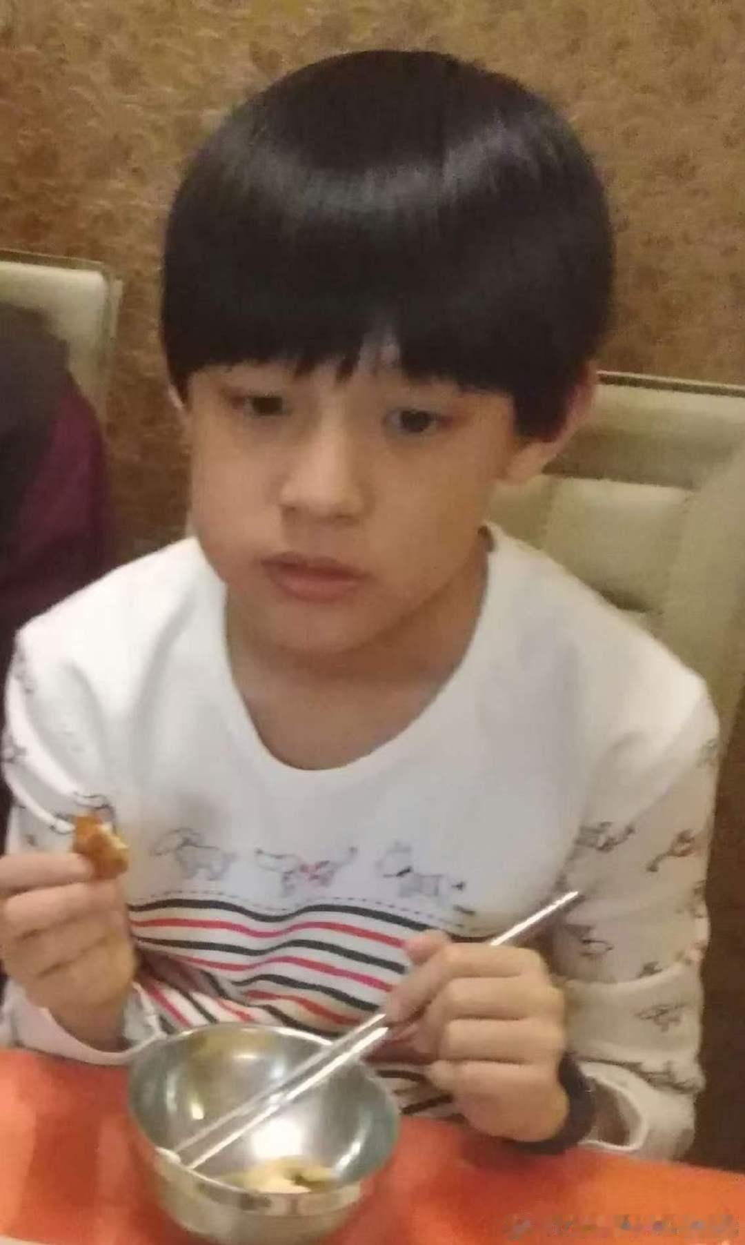 张泽禹晒自己的童年照张泽禹六一营业晒自己的童年照 这个小张泽禹太可爱啦 