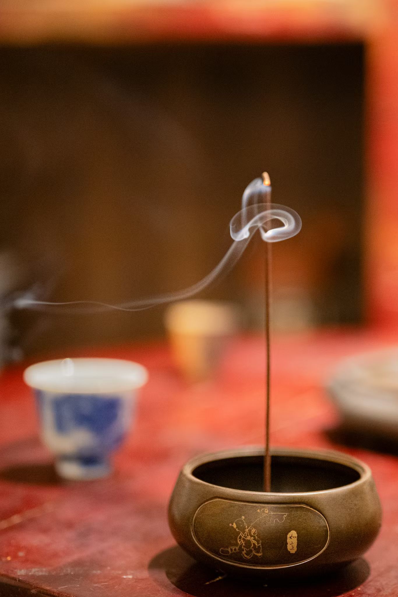 品茶赏器交友  长风斜过，午后蝉鸣。燃一柱沉香，净思虑，清心神。 