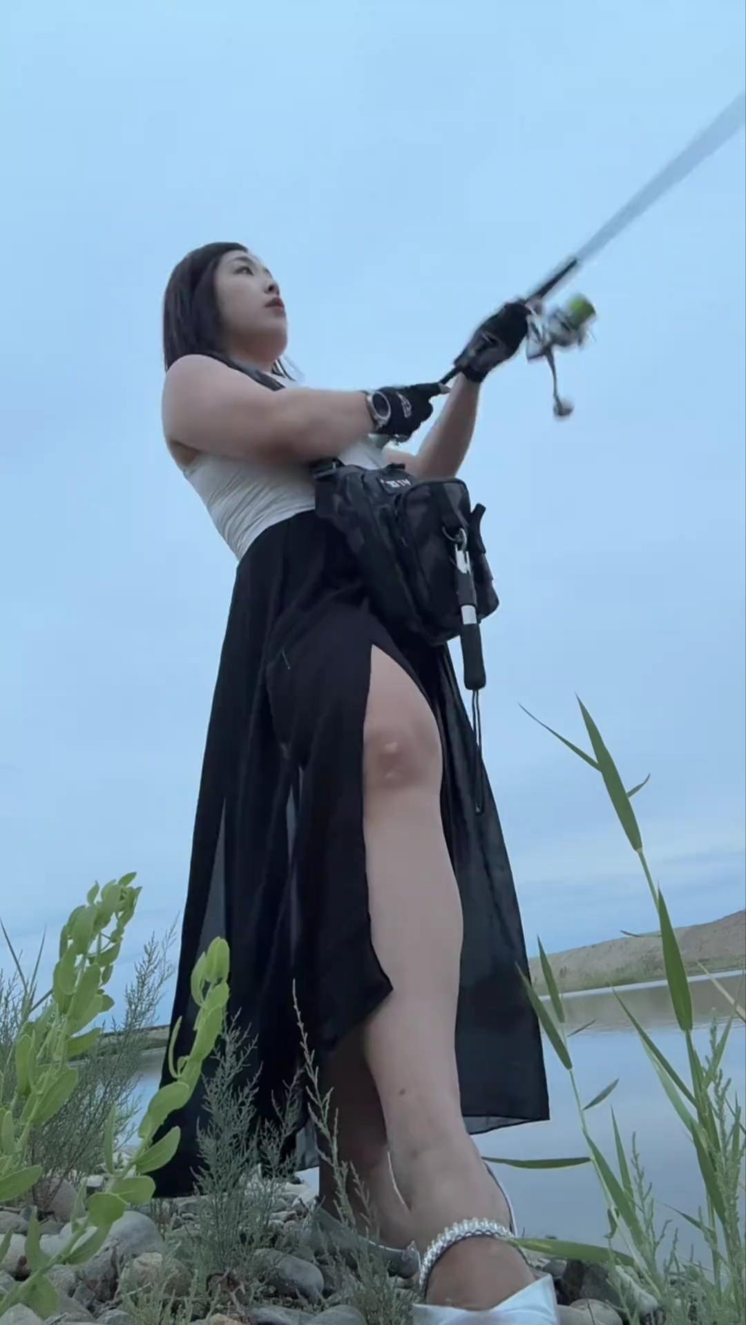 夏日生活打卡季这种仰视的拍照手法确实有点东西，给人一种高高在上的感觉，还能完美的