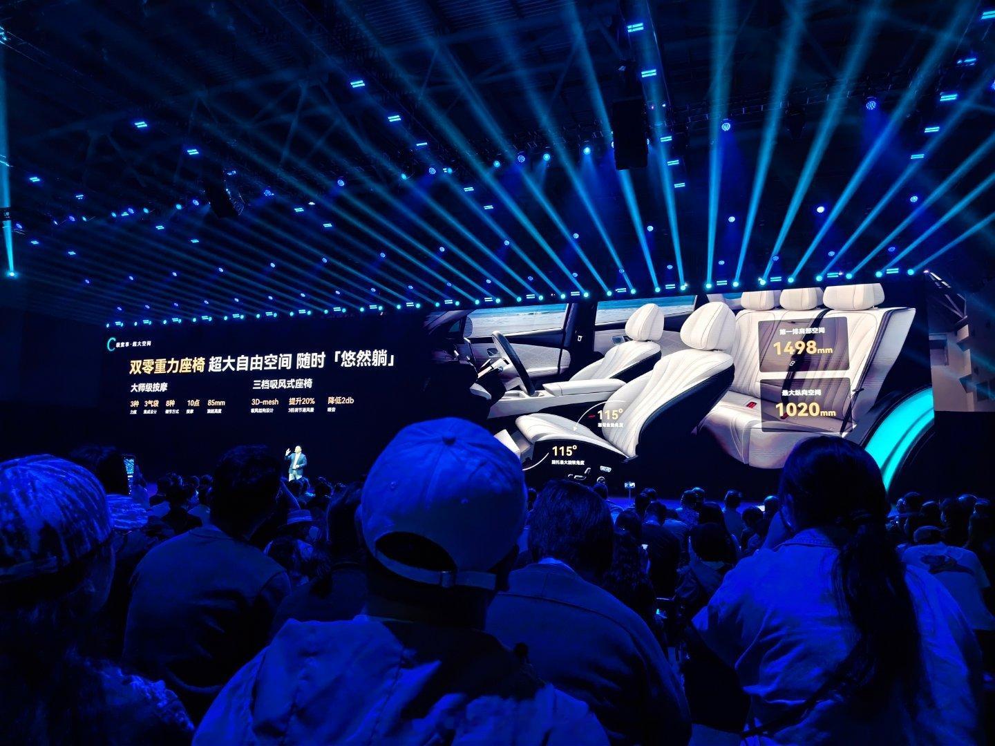 风云T9L有能装下生活的体量，B级车的优雅，有C级车的空间，前排双零重力座椅，二