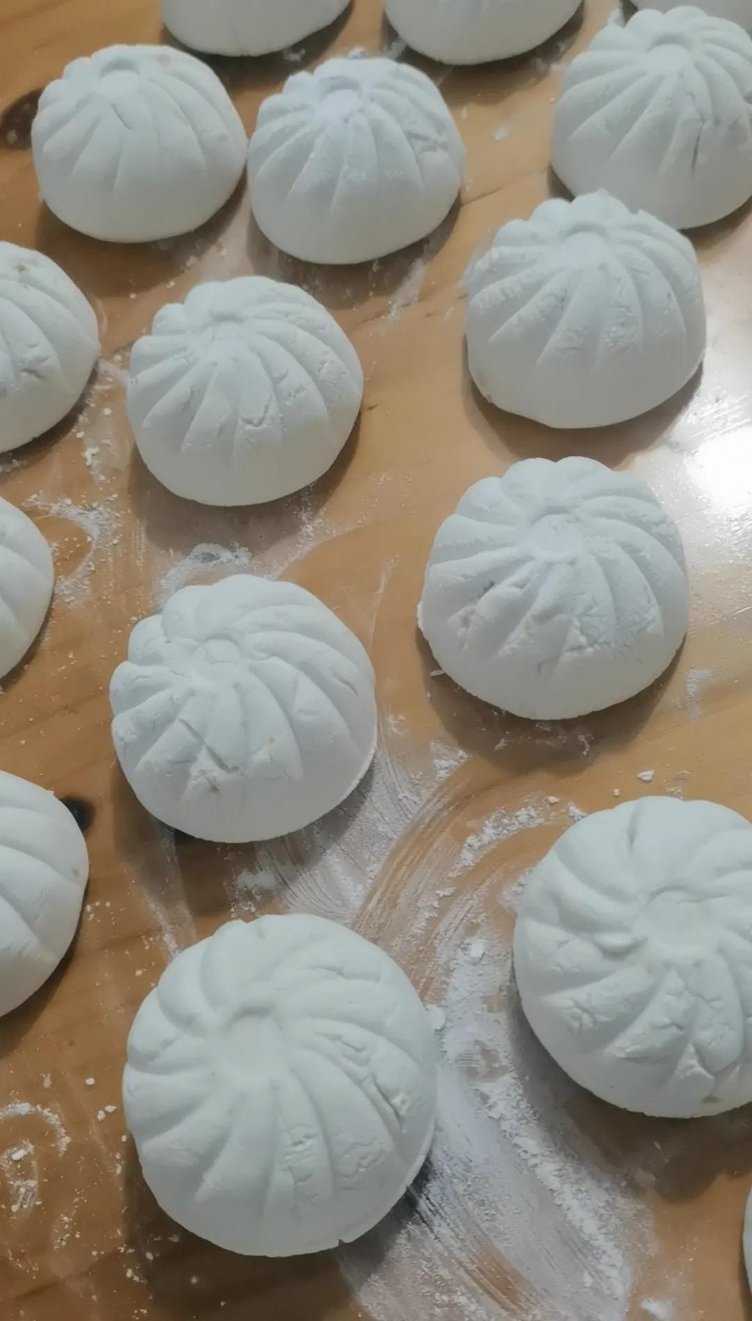 “一人不知一人苦，一家不知一家难”，它提醒着我们，生活不易，人人皆在负重前行。唯