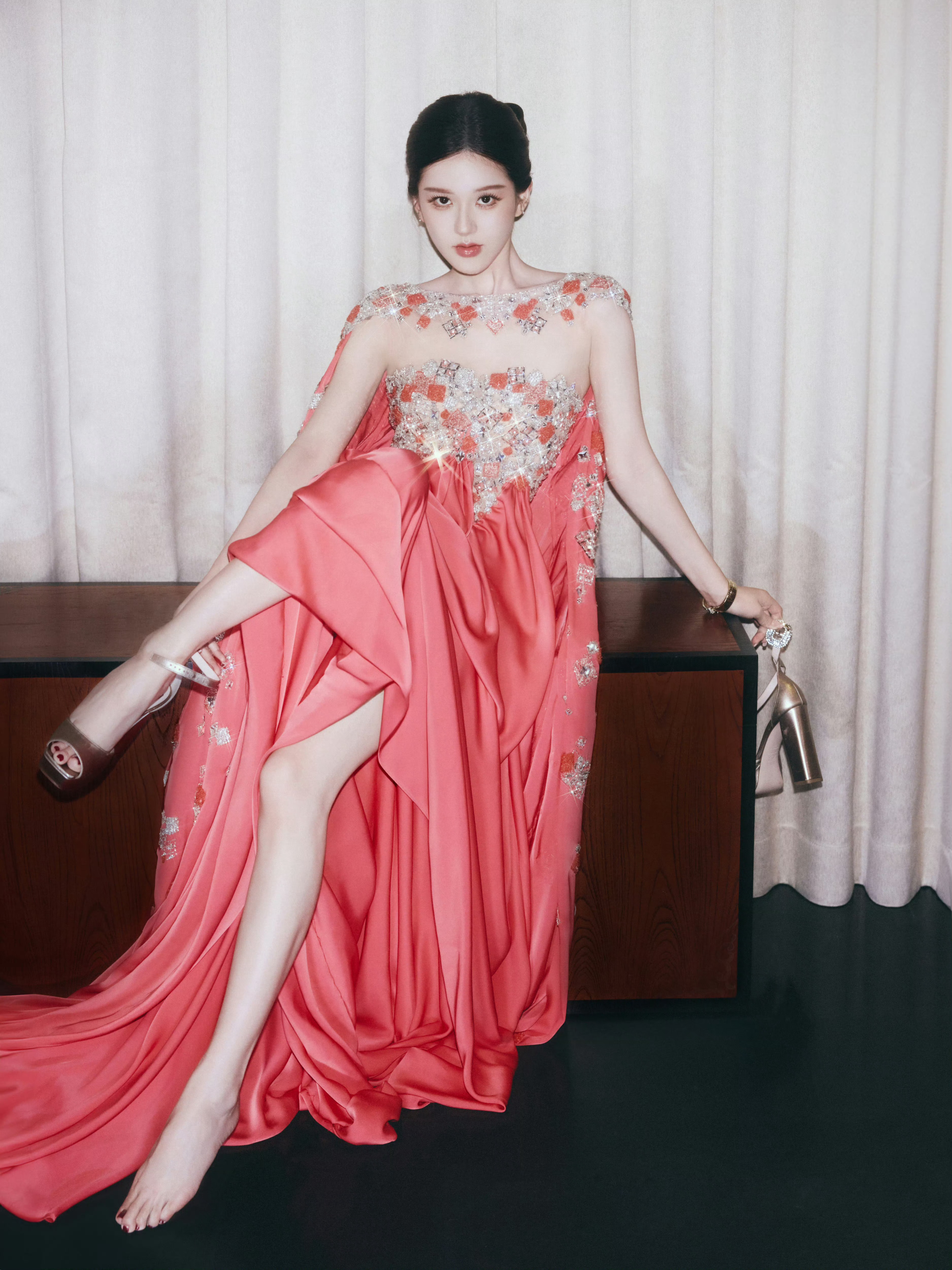 赵露思vogue出图 