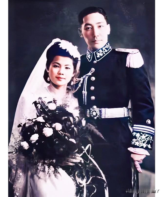 这是蒋纬国和第一任妻子石静宜结婚时的一张合影老照片，拍摄于1944年的西安。这并