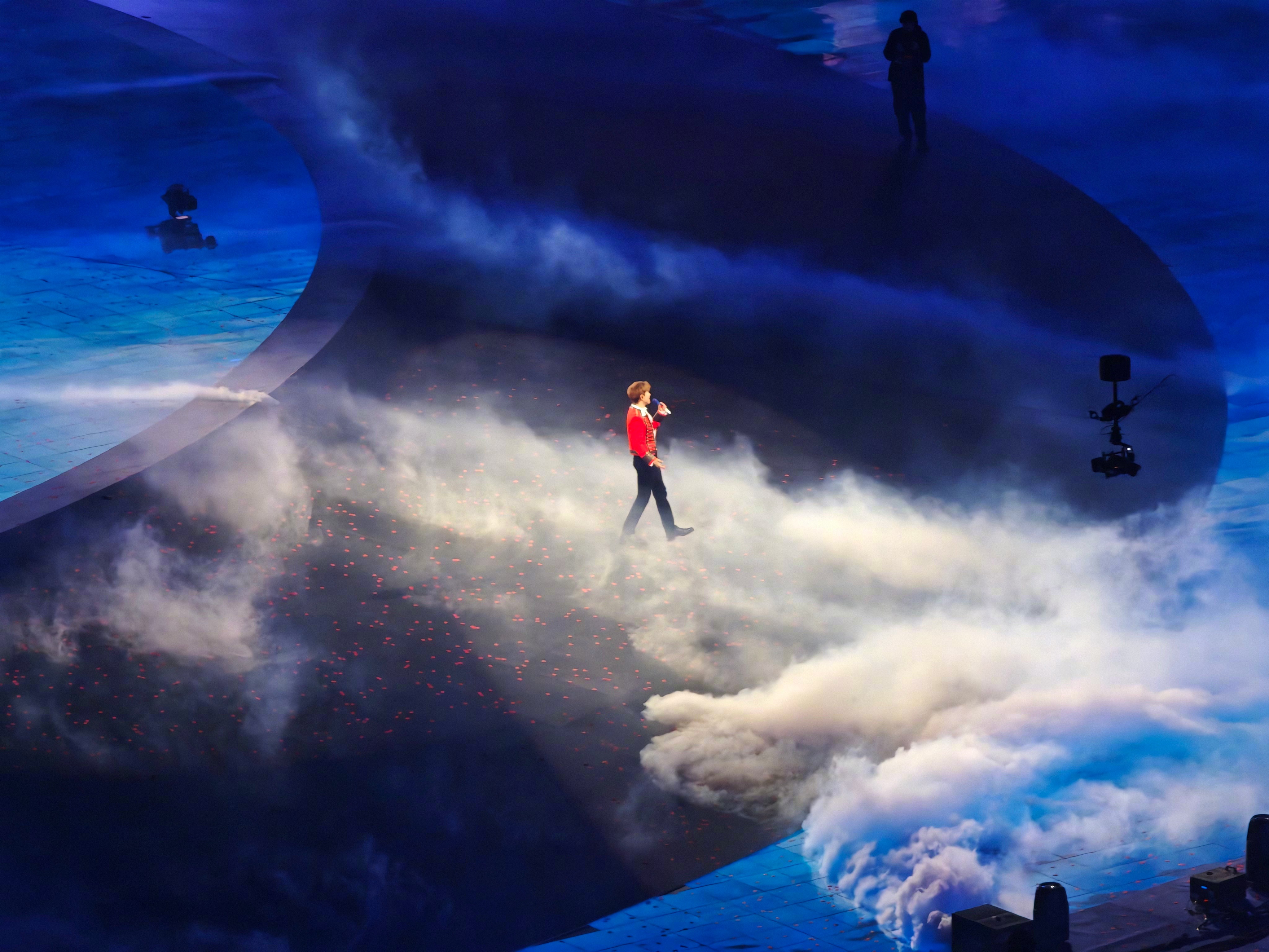 张杰从云端唱到人海张杰一步一步，从云端唱进人海✨ 鸟巢演唱会《一个人的远方》封神