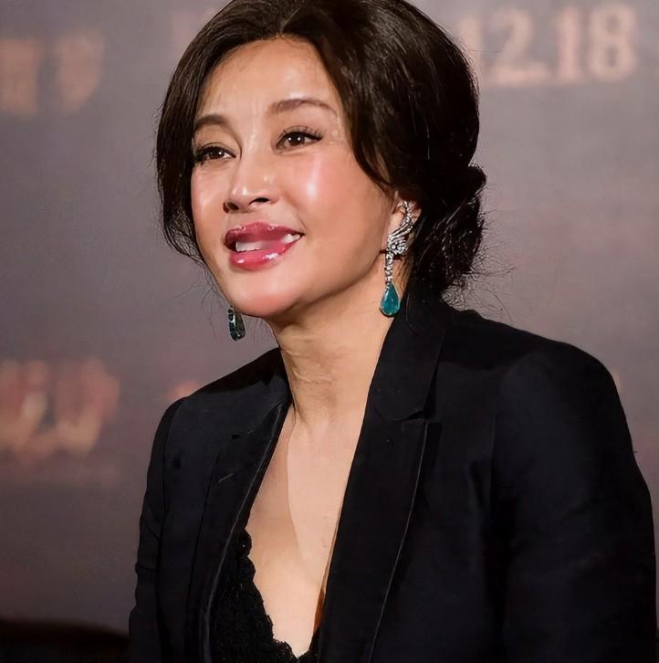 刘晓庆和张喻都是同一个时代的大明星，但都白白地浪费了白己的优质基因。
 
再也看