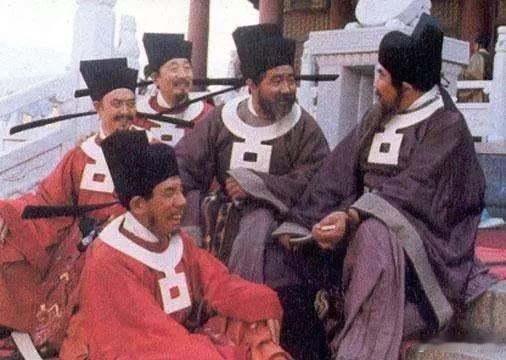 宿太尉、陈太尉、高太尉、蔡太师，最右边的紫袍官员是谁？ 