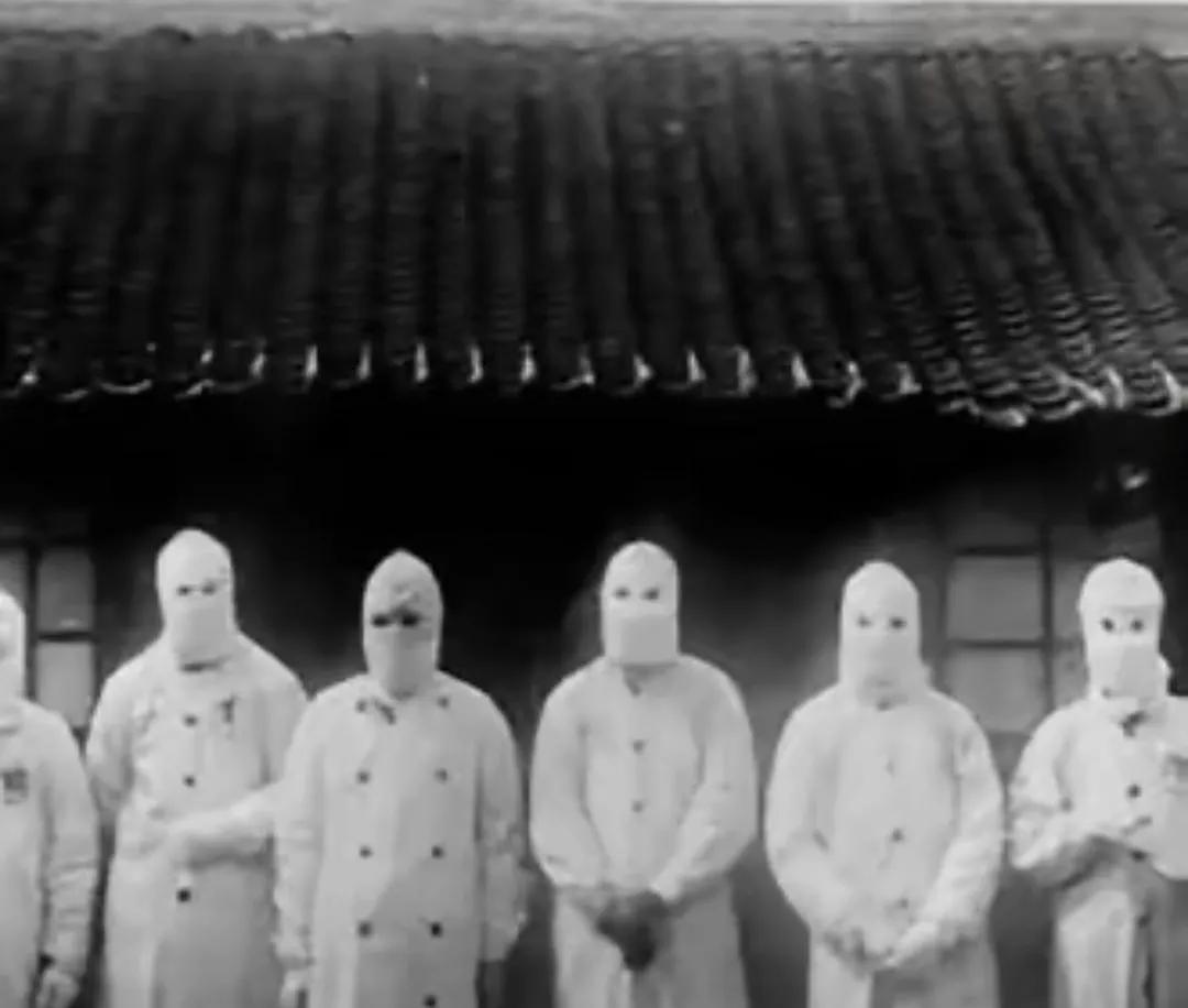 1938年，为了满足自己对女性生殖构造的好奇心，一鬼子军医让人把一女人使劲儿摁倒