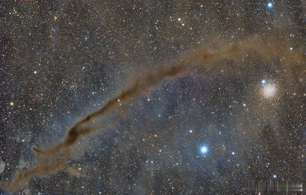 黑暗涂鸦星云和NGC 4372在苍蝇座中，著名的“黑暗涂鸦”暗尘丝状结构可以通过
