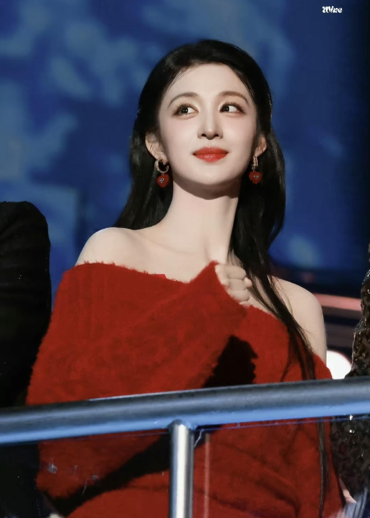  见王楚然，方知什么是“美人在骨不在皮”。一袭红装，半露肩颈，浅笑间尽是温柔，明