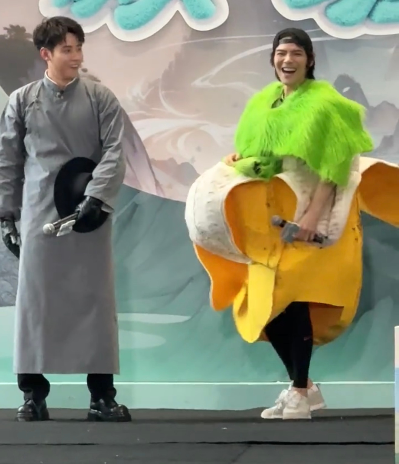 向佐当着任豪面给了自己一巴掌向佐扇自己巴掌这波操作太猛，任豪直接被震慑，模仿环节