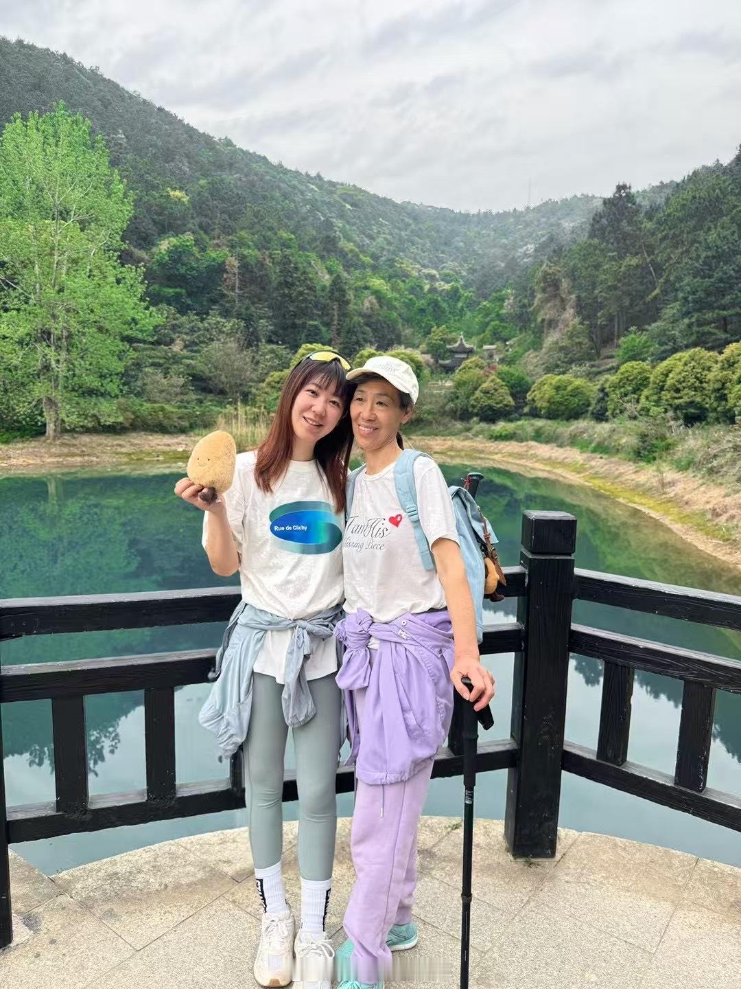 母亲节特辑｜她的浪漫，藏在柴米油盐的褶皱里💐-京东Ai给妈妈写诗翻到妈妈年轻时