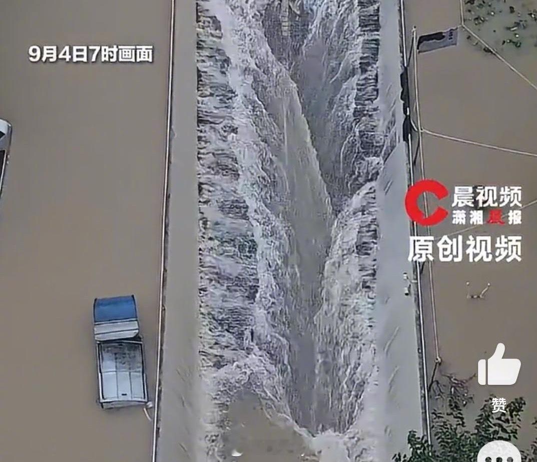 莆田洪水倒灌如瀑布居民被困楼上雨汛天预防为先[祈祷]  ​​​