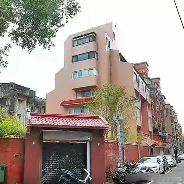 琼瑶的可园卖出去了，这是她和平鑫涛共同生活几十年的家园。都说琼瑶是恋爱脑，其实她