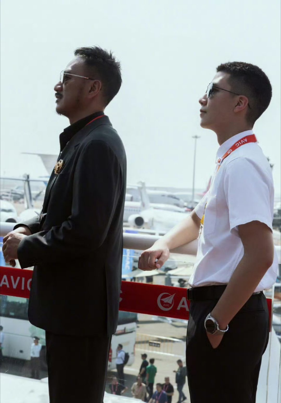 胡军带儿子康康现身珠海航展爷爷海军，奶奶空军，姑妈陆军，而康康说他的梦想是开战斗