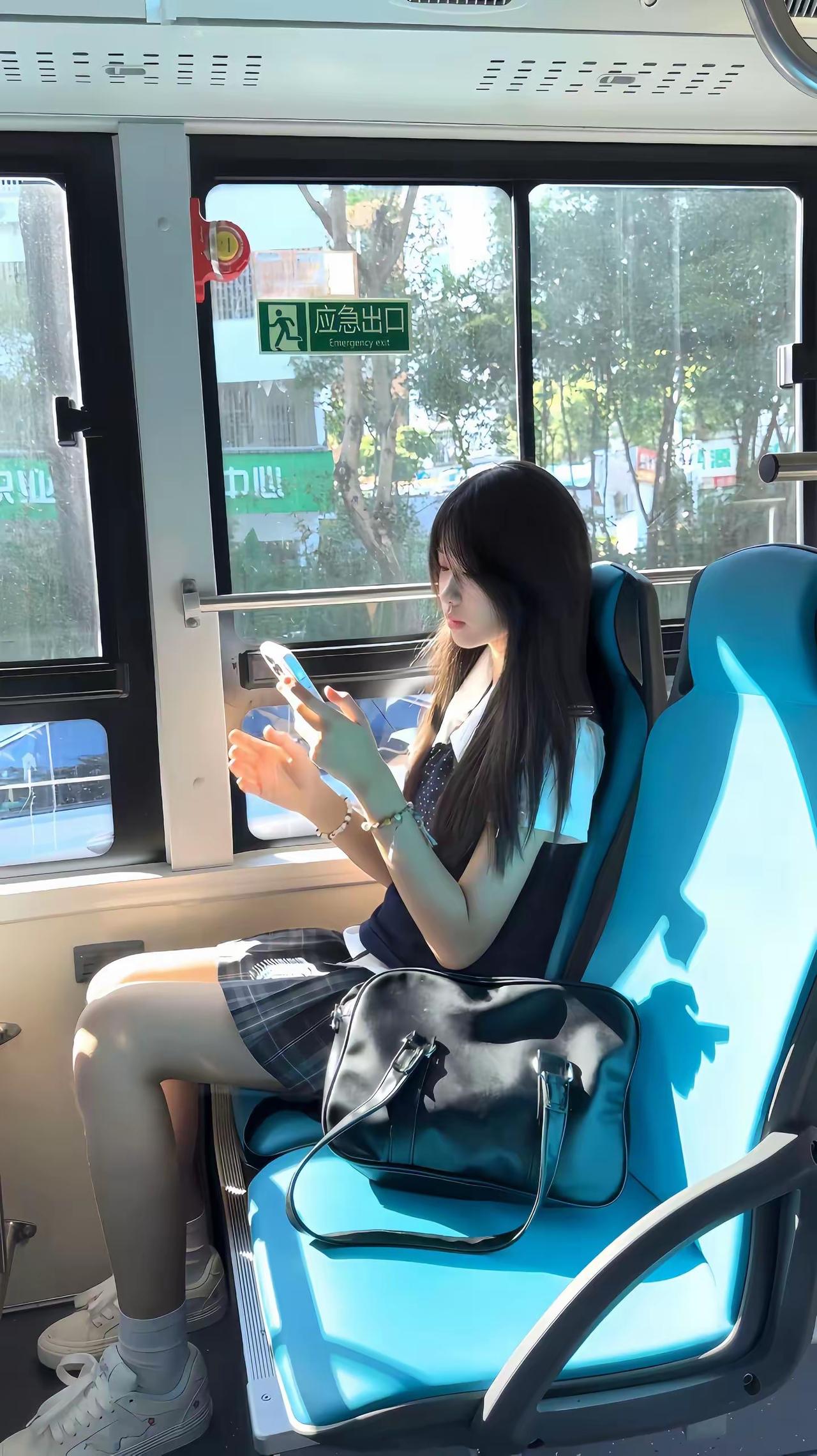 公交车上的少女，沉浸在手机的美好世界里，阳光洒进车窗，温暖而宁静。