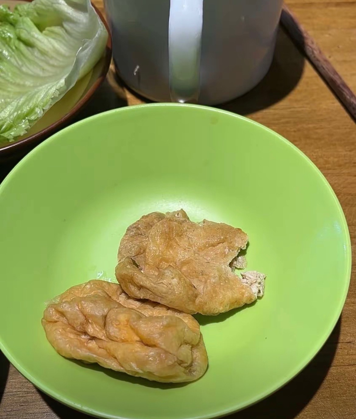 【玉林女子去吃火锅发现油豆腐有异味】近日，网友爆料称：玉林女子和朋友去火锅店铺就