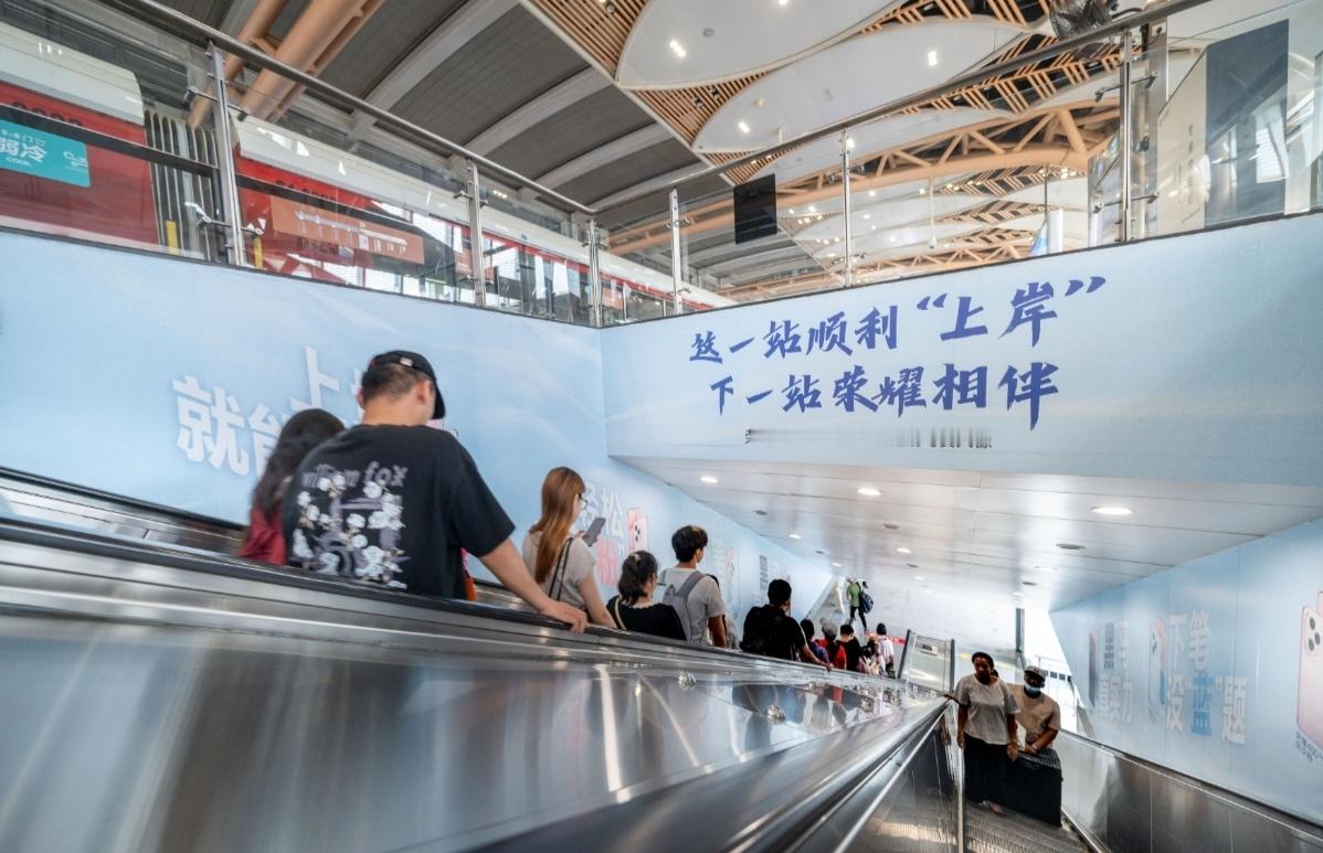 荣耀400一不小心就和肖战偶遇了高考战场别慌张，带着自信往前闯。荣耀400就像超
