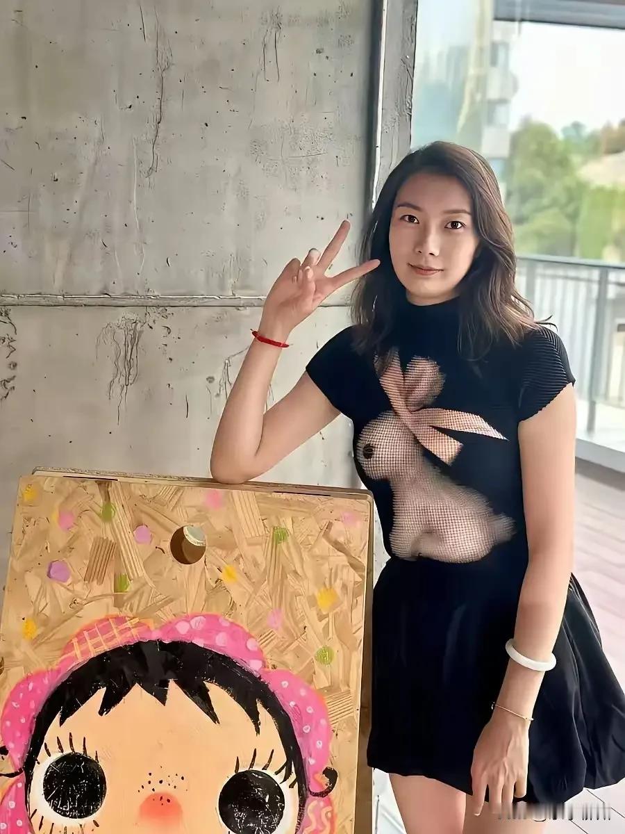 你第一眼看到以为是什么内容呢？深深地看见自己