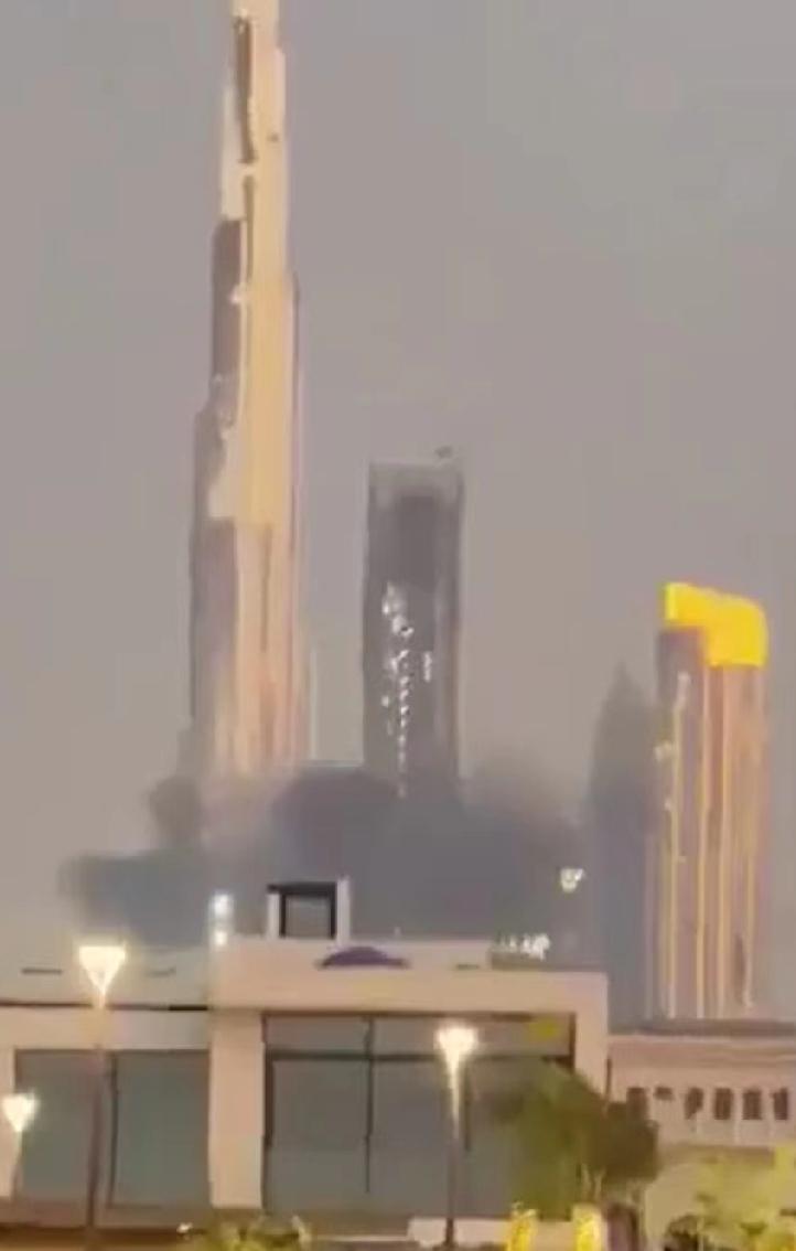 迪拜没挨炸，哈利法塔好好的，网上传的全是假的。

美军在阿联酋的基地确实在2月底