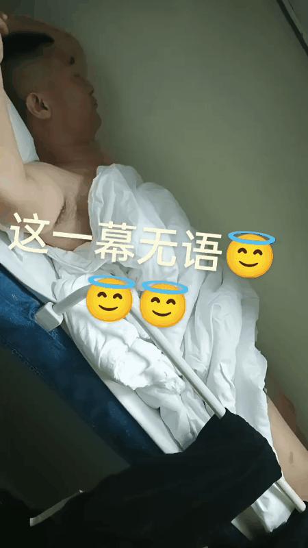 一男子竟然在卧铺车厢里脱光衣服裸睡？
这让旁边的女乘客看了非常的尴尬！
虽然说这