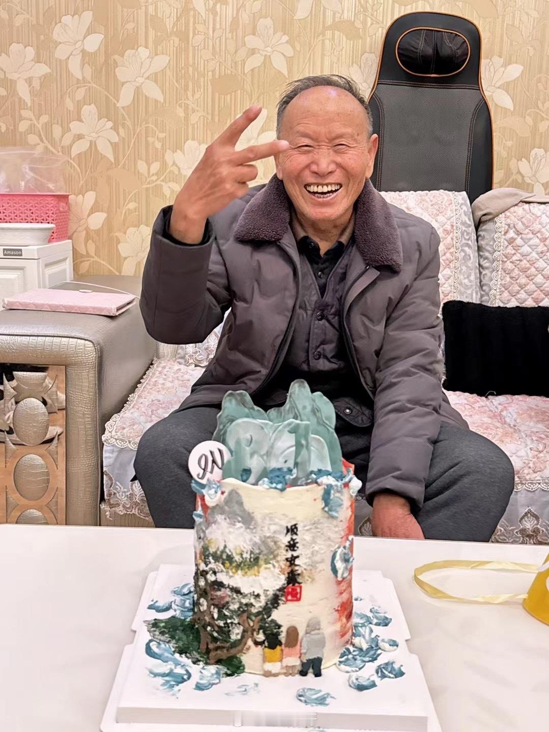 要去北京了 本来兴致勃勃地计划好这次一定要带爷爷去 带他去看天安门[悲伤]结果他