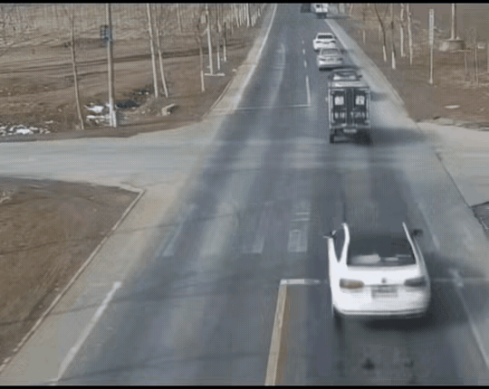 得儿：都等着吧？
怎么认定责任，有人说：左转车没有打转向灯，有人说是逆行超车，也