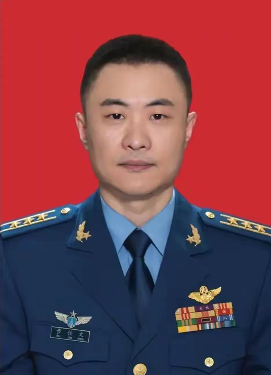 步佳文，战友们口中的“步惊云”，人如其名，步步争先，惊上云霄。作为一名90后飞行