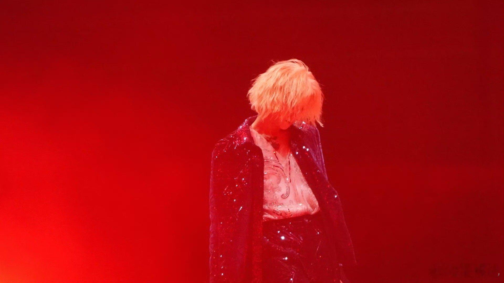#华晨宇 摇滚金发伯爵# 武汉演唱会上，华晨宇以独特造型出圈，金发摇滚伯爵形象深