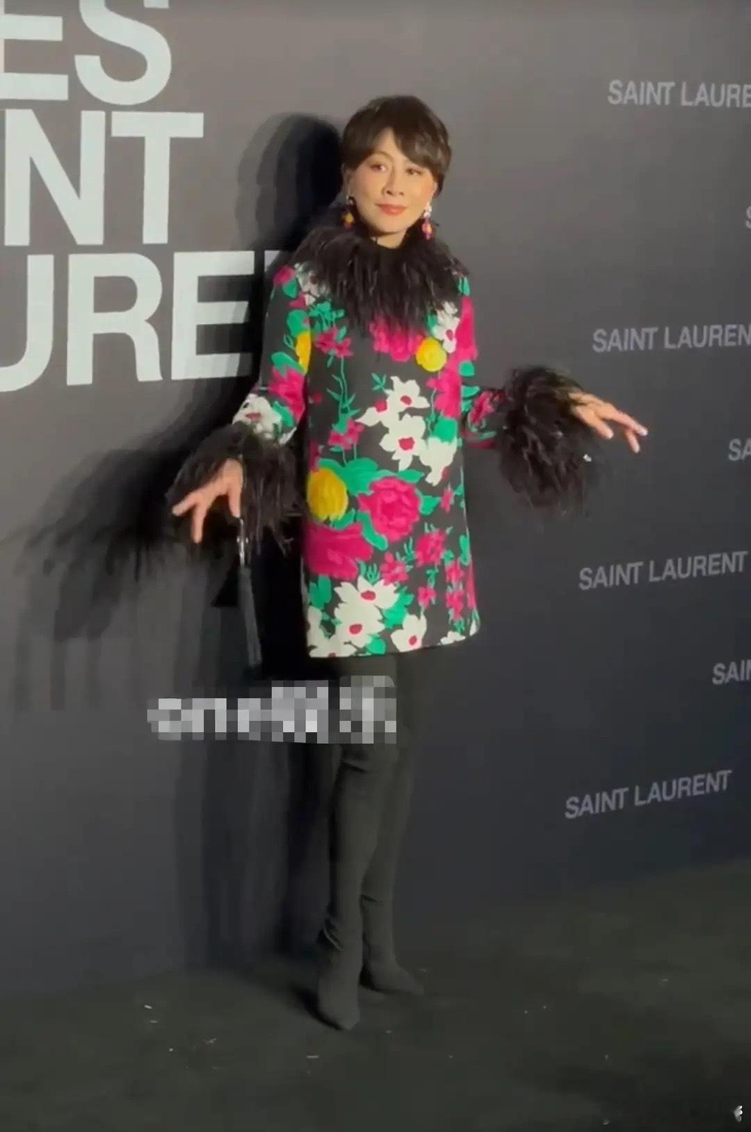 60岁刘嘉玲一身花袄穿搭怎么样？换同龄大妈应该穿不出这样的气质！ 