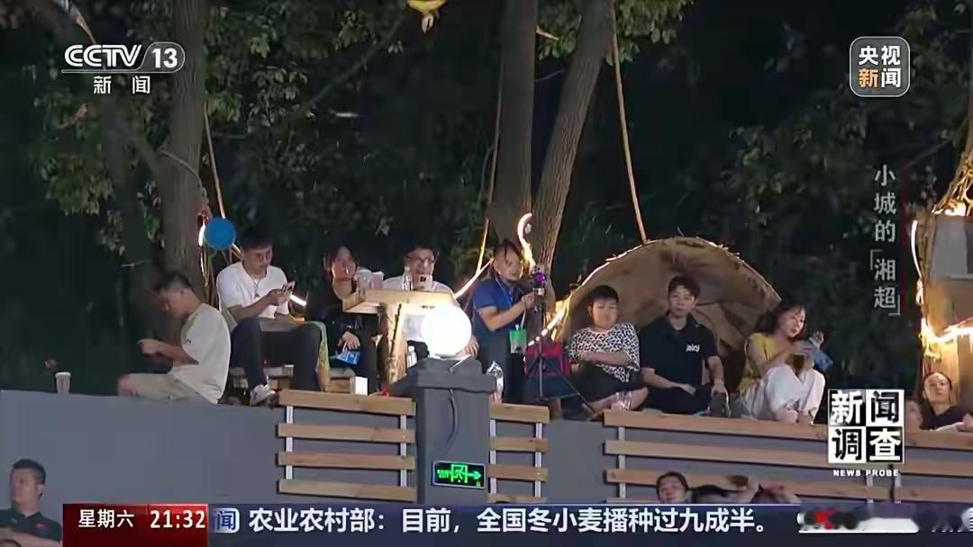 在湖南那座不起眼的小城，有一片被称为“野生”的球场，突然间火遍了整个网络。没有豪