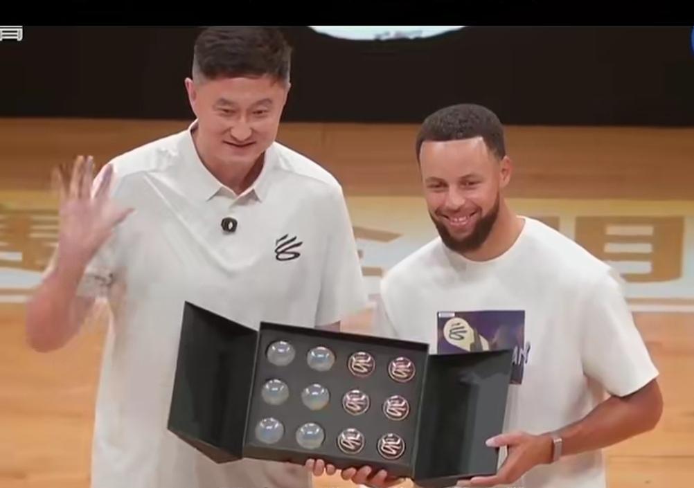跨界名场面！库里突袭粤BA，杜锋赠送月饼尽显中式浪漫
 
库里中国行东莞站迎来高