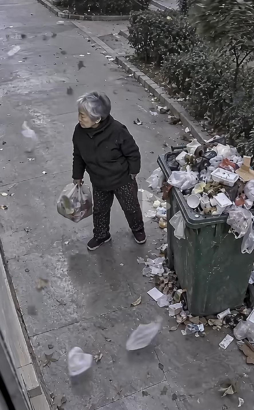 这个拾荒老人，值不值得可怜？
     拾荒老人，大多数是翻翻垃圾箱，捡点废品卖