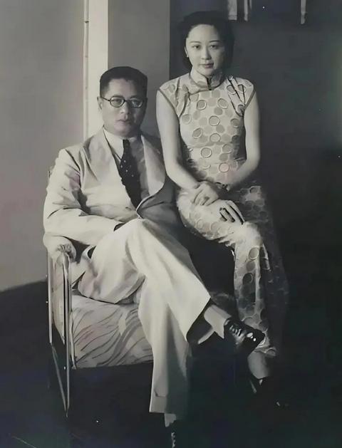 1927年，宋子文打算在庐山盖别墅，看中了包工头20岁的女儿。姑娘端茶时随口叫了